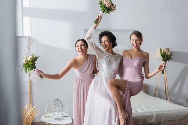 Mujer Afroamericana Llena Alegría Con Damas Honor Celebración Ramos Boda — Foto de Stock