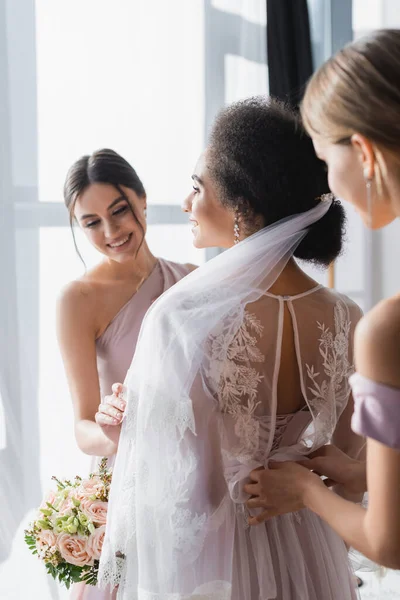 Damas Honor Sonrientes Preparando Novia Afroamericana Para Boda Borrosa Primer — Foto de Stock