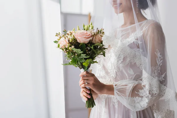 Vista Ritagliata Della Sposa Afro Americana Che Tiene Bouquet Sposa — Foto Stock