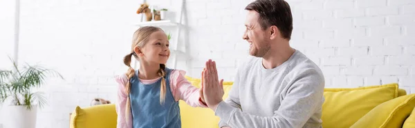 Vrolijke Vader Dochter Geven High Five Terwijl Naar Elkaar Lachen — Stockfoto