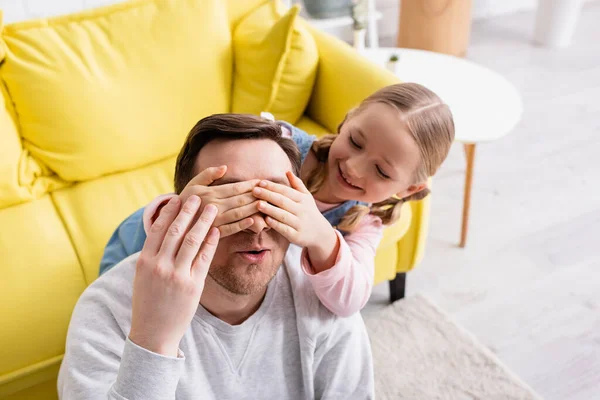 Chica Alegre Cubriendo Los Ojos Padre Mientras Juega Adivina Quién — Foto de Stock