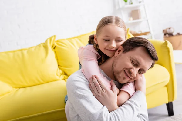Pai Feliz Filha Com Olhos Fechados Abraçando Casa — Fotografia de Stock