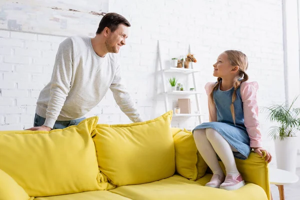 Alegre Chica Sentado Sofá Mirando Feliz Padre — Foto de Stock