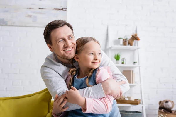 Alegre Chica Con Papá Mirando Hacia Otro Lado Mientras Abraza —  Fotos de Stock