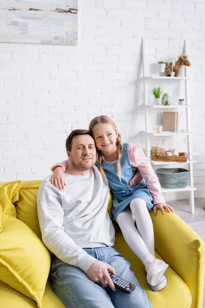 Smiling Child Embracing Father While Watching Movie Sofa Home — Stock Photo, Image