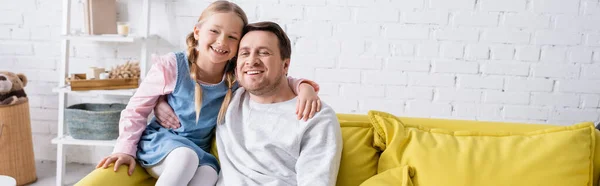 Cheerful Father Daughter Hugging Couch Home Banner — Stock Photo, Image