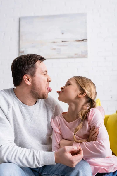 Pai Filha Saindo Línguas Enquanto Divertindo Casa — Fotografia de Stock