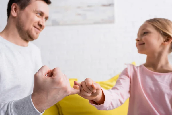 Alegre Padre Hija Mostrando Gesto Amistad Sobre Fondo Borroso — Foto de Stock