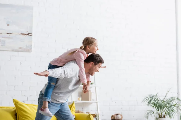 Emocionado Padre Piggybacking Alegre Hija Casa — Foto de Stock