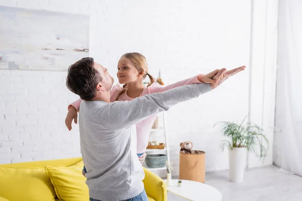 Menina Alegre Sorrindo Enquanto Dança Com Pai Casa — Fotografia de Stock