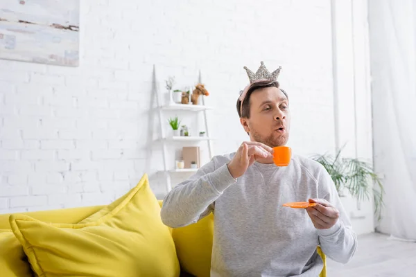 Alegre Hombre Usando Juguete Corona Mientras Jugando Príncipe Casa —  Fotos de Stock