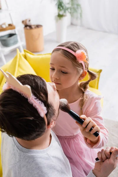 Vysoký Úhel Pohledu Dívku Koruně Hračky Dělá Make Otci Rozmazané — Stock fotografie