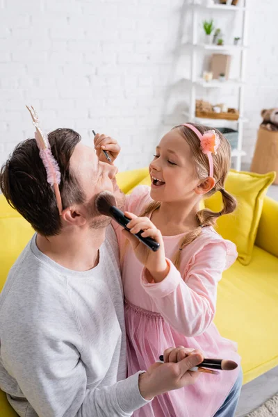Filha Alegre Aplicando Maquiagem Para Pai Usando Coroa Brinquedo — Fotografia de Stock