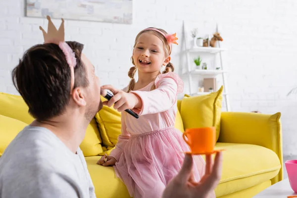 Gelukkig Meisje Speelgoed Kroon Doen Maken Naar Vader Wazig Voorgrond — Stockfoto