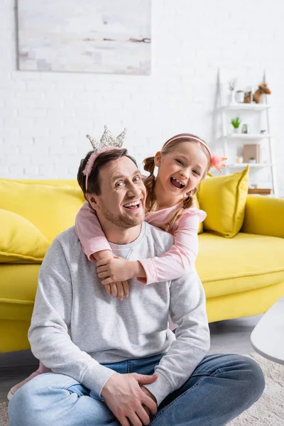 Menina Animado Abraçando Pai Feliz Enquanto Joga Príncipe Princesa Casa — Fotografia de Stock