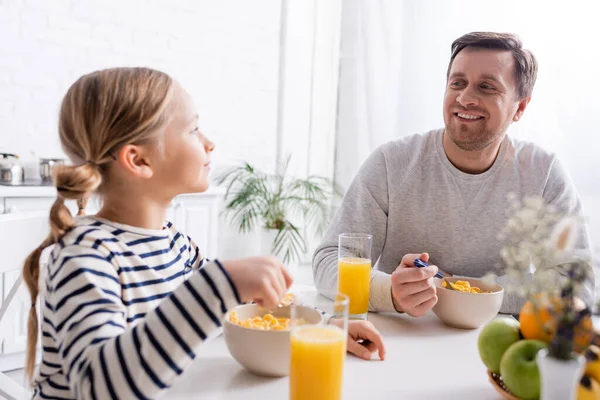 Glad Far Och Dotter Tittar Varandra Frukost Köket — Stockfoto