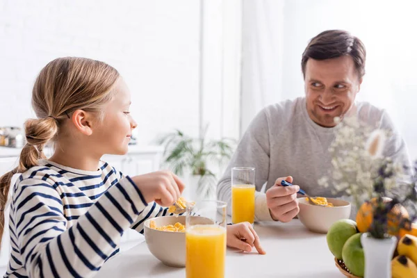 Sonriente Padre Mirando Hija Mientras Come Copos Maíz Para Desayuno — Foto de Stock