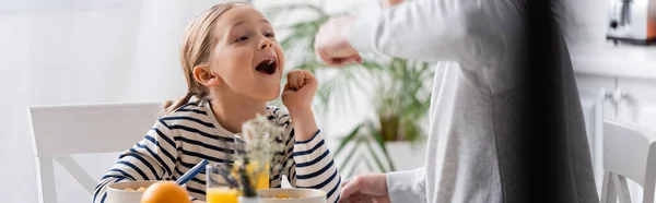 Padre Alimentación Hija Durante Desayuno Cocina Borrosa Primer Plano Pancarta —  Fotos de Stock