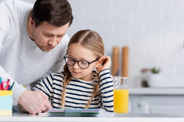 Padre Ayudando Hija Hacer Tarea Cocina Borrosa Primer Plano — Foto de Stock