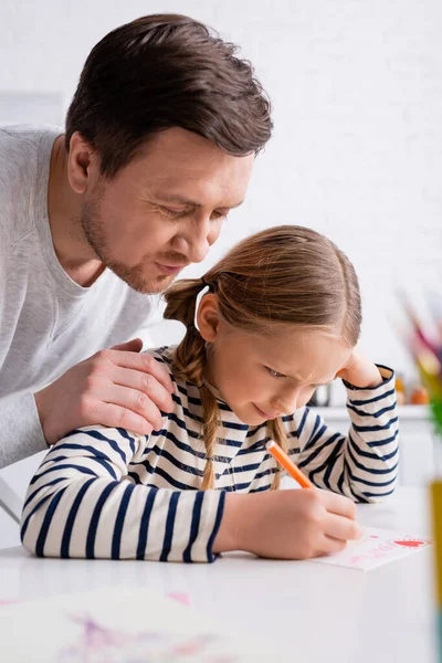 Man Touching Shoulder Concentrated Daughter Drawing Felt Pen — Stock Photo, Image