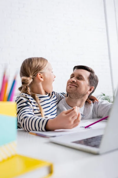 Upphetsad Far Och Dotter Tittar Varandra Nära Laptop Suddig Förgrund — Stockfoto