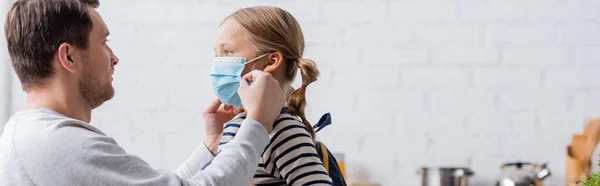 Padre Que Pone Máscara Médica Hija Bandera — Foto de Stock