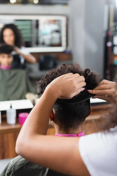 Αφρο Αμερικανός Κομμωτής Χτενίζει Μαλλιά Του Πελάτη Στο Σαλόνι — Φωτογραφία Αρχείου