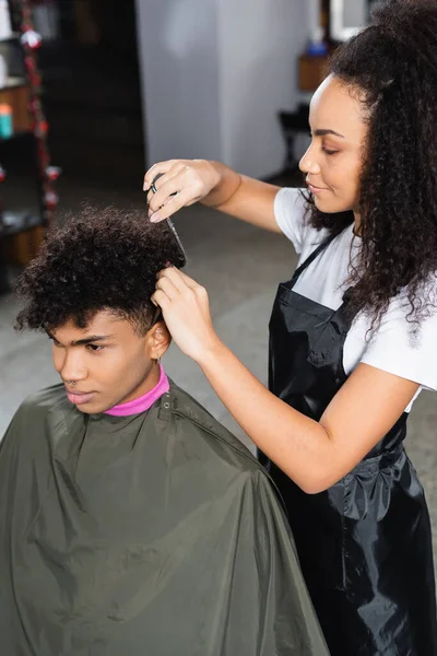 African American Hairdresser Cutting Hair Client Cape Salon — Stock Photo, Image