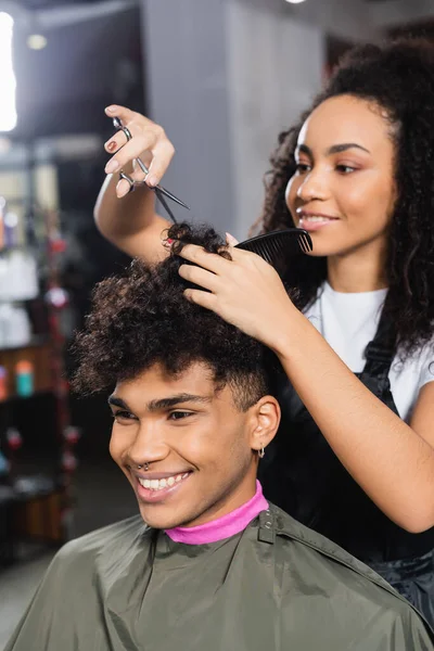 Sonriente Cliente Afroamericano Capa Sentada Cerca Peluquero Corte Pelo Sobre — Foto de Stock