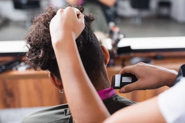 African American Hairstylist Trimming Neck Client Cape Salon — Stock Photo, Image