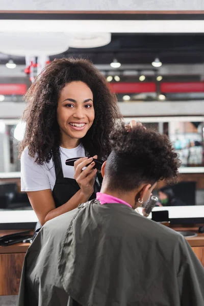 Alegre Afroamericano Estilista Celebración Trimmer Cerca Cliente Capa Primer Plano — Foto de Stock