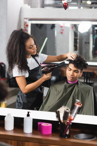 Peluquería Afroamericana Usando Secador Pelo Mientras Trabaja Con Cliente —  Fotos de Stock