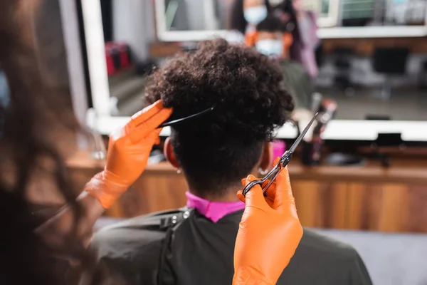 Tesoura Pente Nas Mãos Cabeleireiro Afro Americano Luvas Látex Perto — Fotografia de Stock