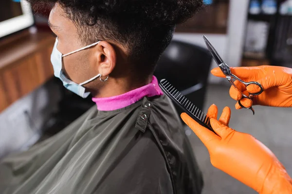 Cabeleireiro Luvas Látex Segurando Pente Tesoura Perto Cliente Afro Americano — Fotografia de Stock