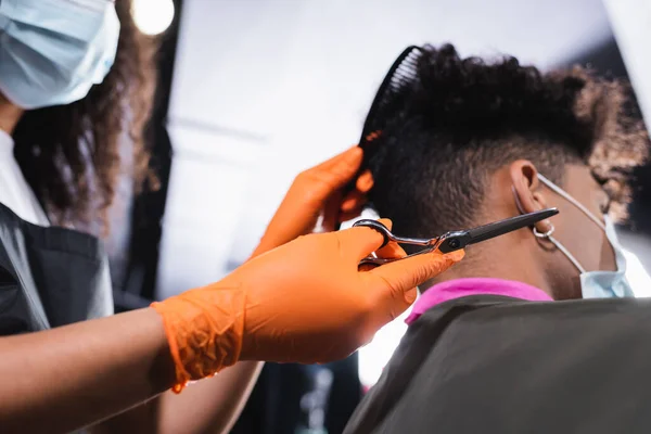Low Angle View Van Schaar Hand Van Afrikaanse Amerikaanse Hairstylist — Stockfoto