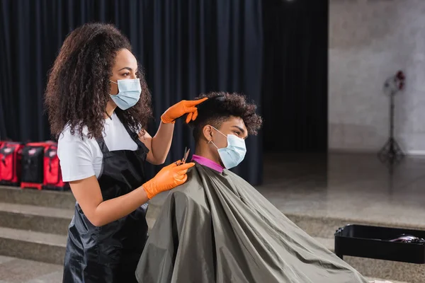 Peluquero Afroamericano Máscara Médica Guantes Látex Sosteniendo Tijeras Peinando Cabello —  Fotos de Stock