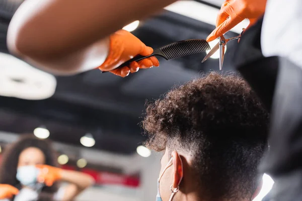 美容師でラテックス手袋保持櫛とはさみ近くのアフリカ系アメリカ人男性の髪 — ストック写真