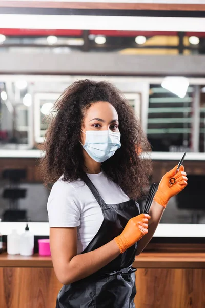 Afro Amerikaanse Hairstylist Medisch Masker Houden Kam Schaar Salon — Stockfoto