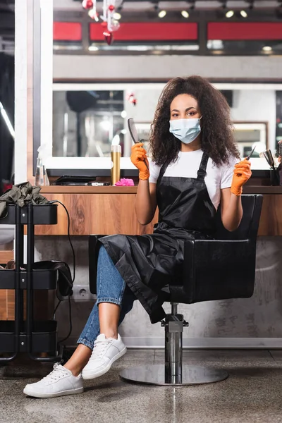 African American Hairstylist Medical Mask Holding Scissors Comb Chair — Stock Photo, Image