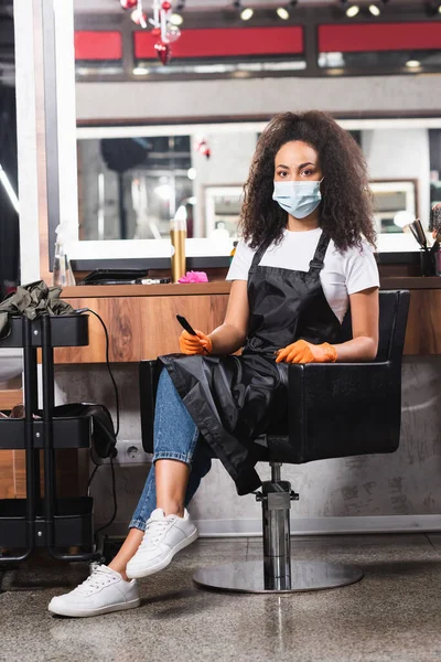 Afro Amerikaanse Kapper Beschermend Masker Met Schaar Kam Zitten Salon — Stockfoto