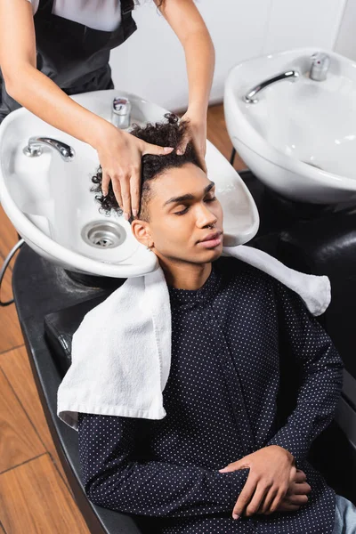 Peluquero Afroamericano Lavando Pelo Del Cliente Cerca Del Fregadero —  Fotos de Stock