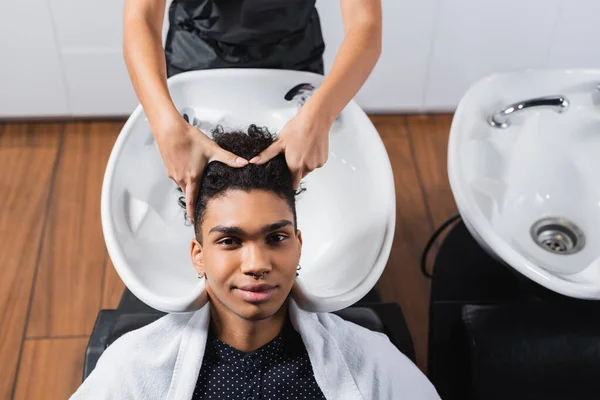 Vista Alto Ángulo Del Hombre Afroamericano Mirando Cámara Cerca Peluquería —  Fotos de Stock