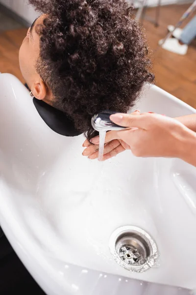 Coiffeur Tenant Une Douche Près Client Afro Américain Dans Salon — Photo