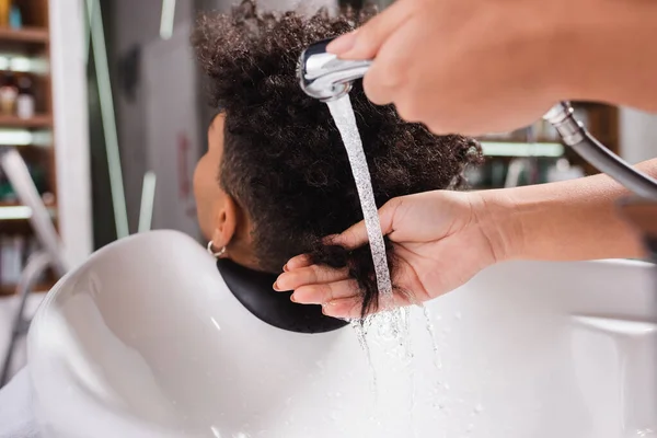 Peluquería Afroamericana Lavando Cabello Del Cliente Cerca Del Fregadero —  Fotos de Stock