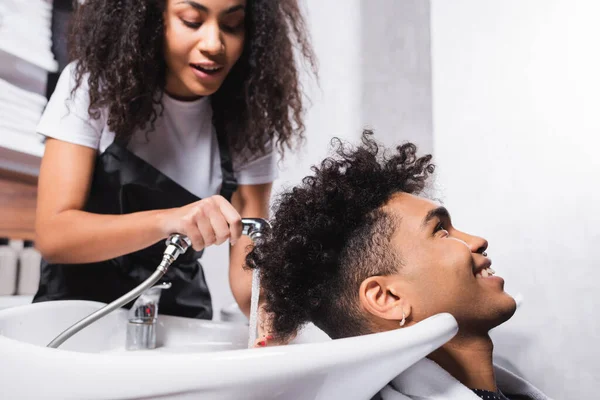 Cliente Americano Africano Positivo Sentado Perto Cabeleireiro Com Chuveiro Fundo — Fotografia de Stock