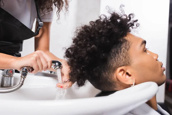 Ducha Manos Peluquero Afroamericano Cliente Joven Salón —  Fotos de Stock