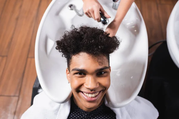 Top View Smiling African American Client Sitting Hairdresser Shower — Stock Photo, Image