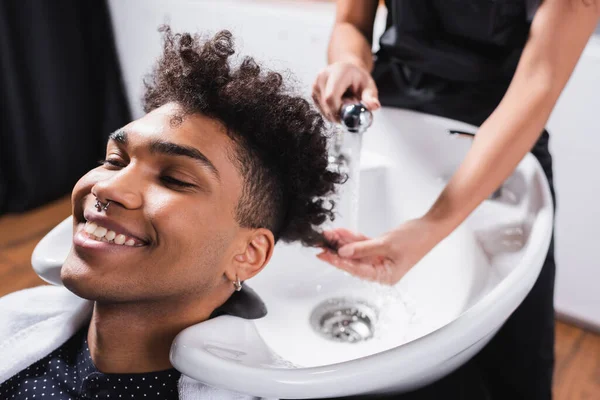 Homme Afro Américain Positif Assis Près Évier Coiffeur Flou — Photo