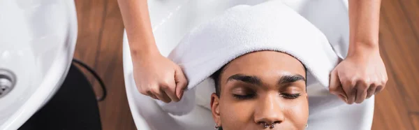 Draufsicht Des Friseurs Mit Handtuch Der Nähe Des Kopfes Eines — Stockfoto