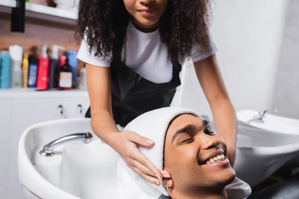African American Hairdresser Wrapping Head Smiling Client Towel — Stock Photo, Image